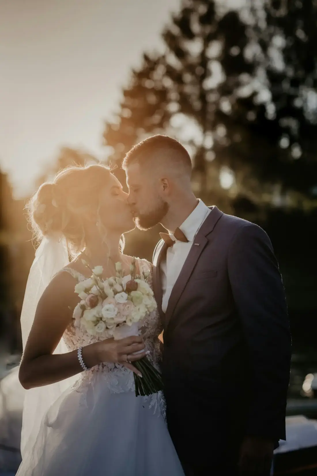 Un couple au milieu des fleurs sauvages
